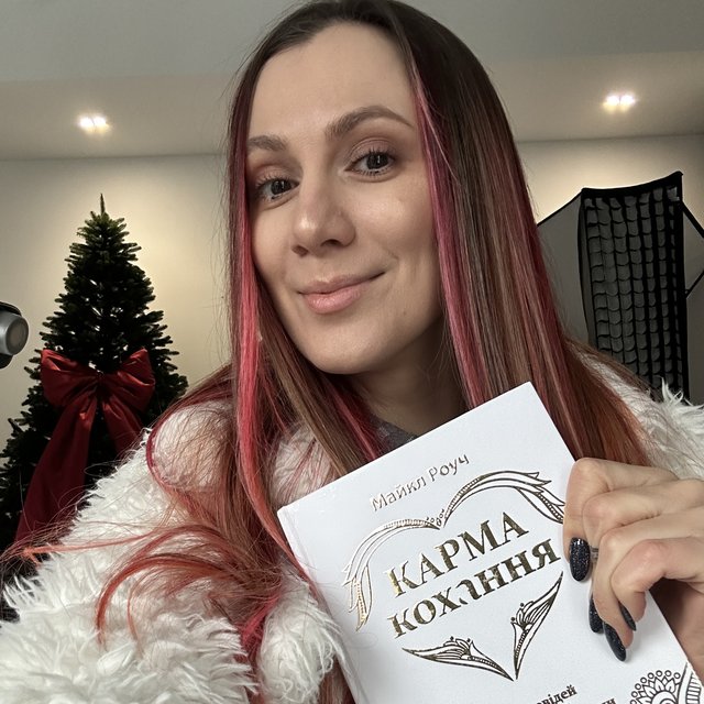 Читачка з книгою «Карма кохання»
